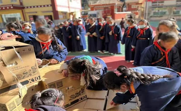 老爸评测将爱化作新年礼，为藏区女生送“呵护小花包”
