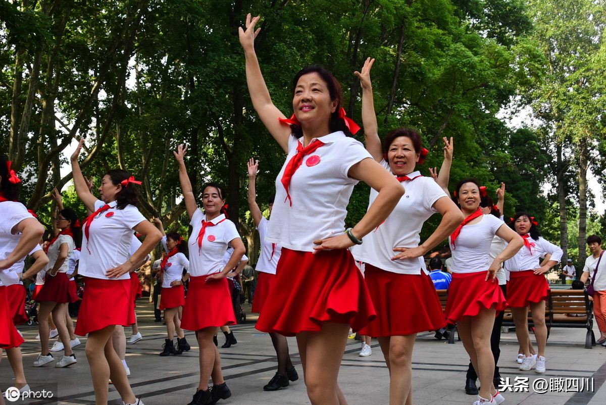郑州百名大妈为找回童年，戴红领巾扎双马尾，欢跳集体舞